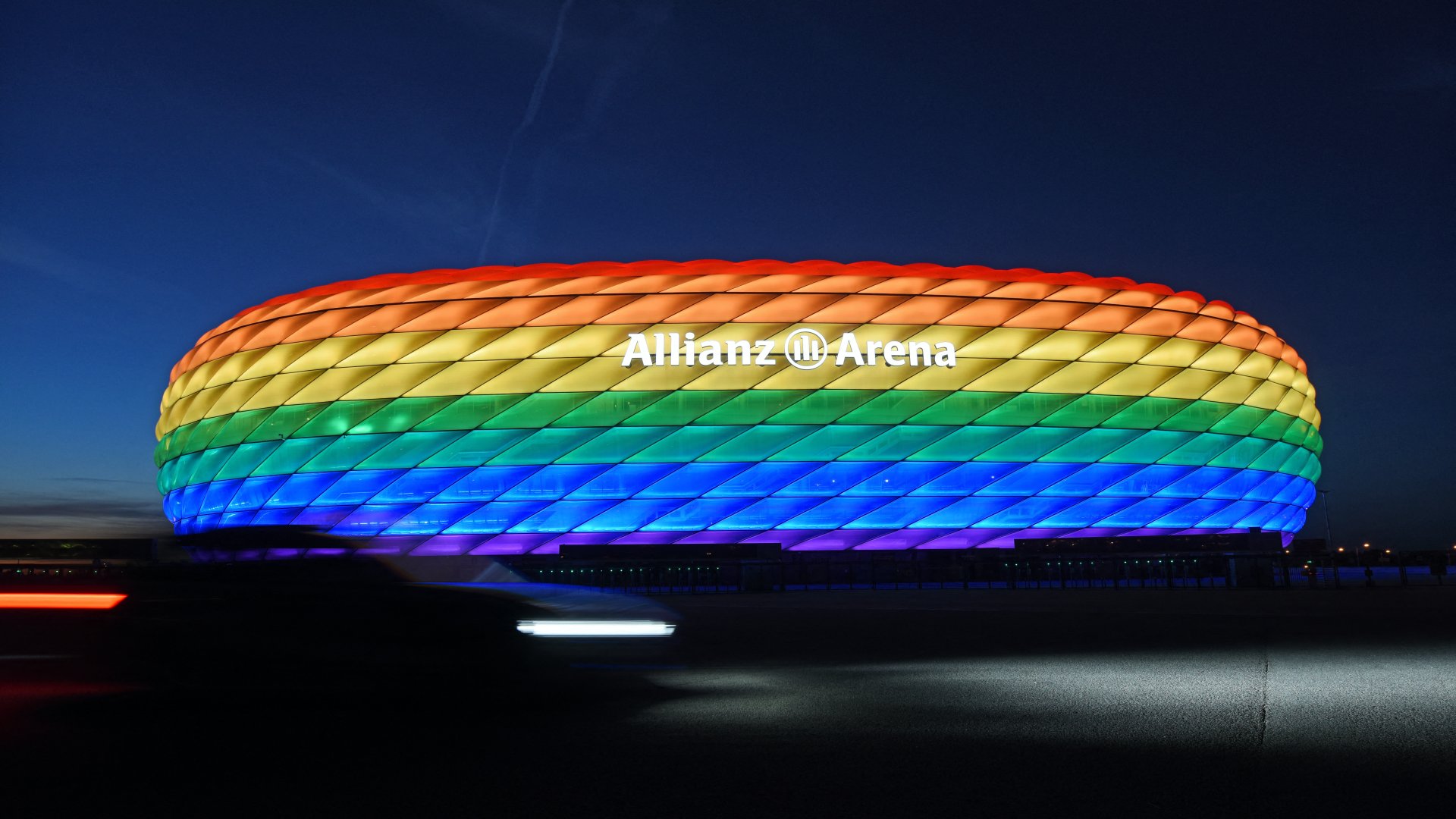 Szivárványszínű világított stadion Münchenben