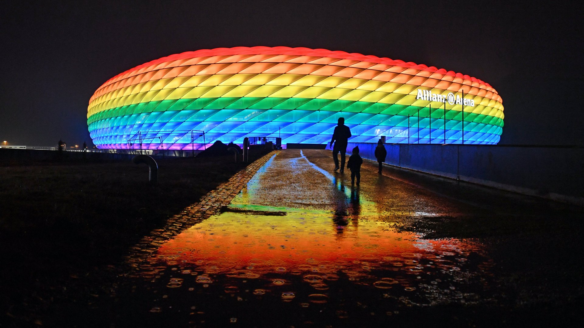 A müncheni Allianz Arena szivárványszínűre kivilágítva