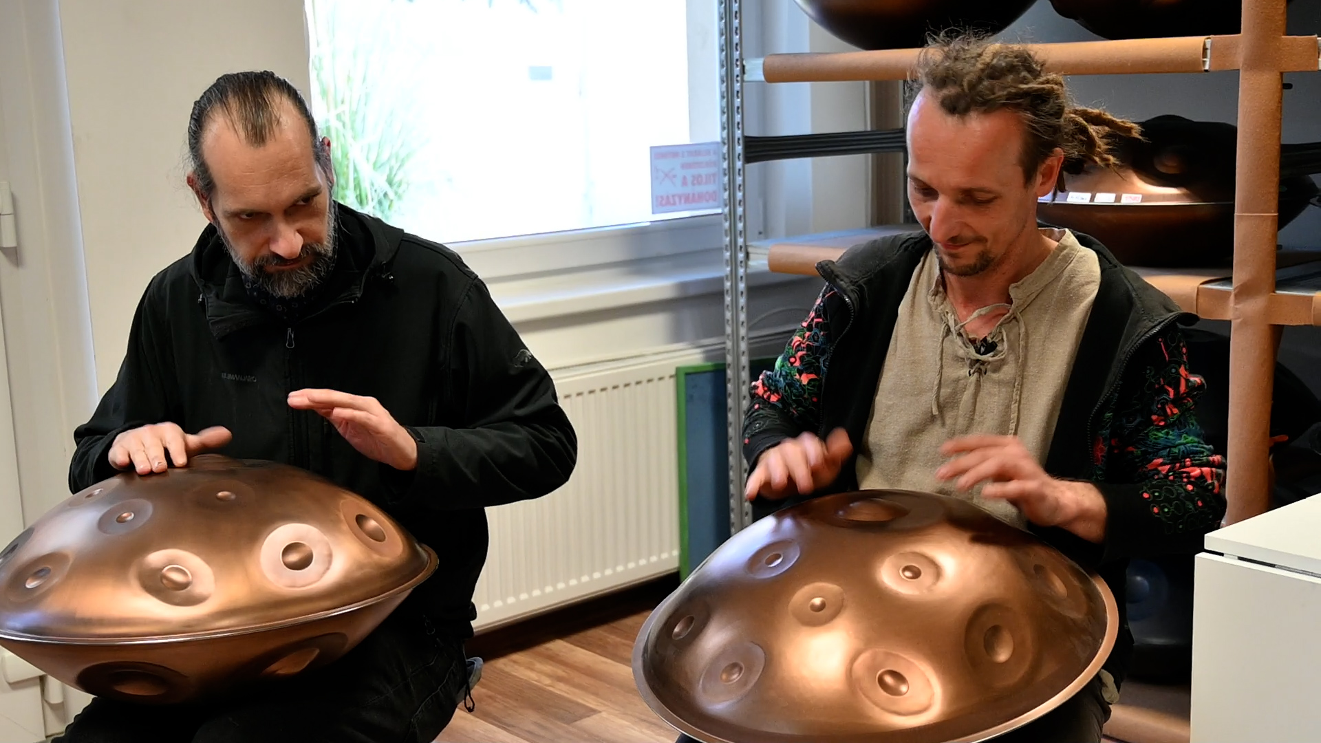 két férfi handpanen zenél